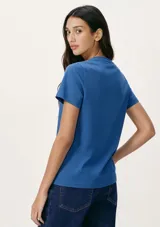 Remera básica azul de manga corta y corte slim, con escote redondo.