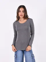 Remera básica de manga larga en color gris oscuro, con cuello redondo y corte ajustado al cuerpo.