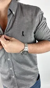 Camisa gris de algodón con cuello italiano y manga corta.