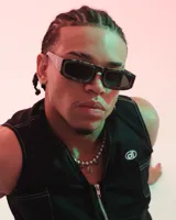 Lentes de sol rectangulares con marco de carey y lentes oscuros.