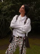 Chaleco de cuero marrón con diseño estructurado que incluye arnés en la espalda y dos bolsillos laterales amplios con bolsillos internos.