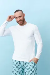Remera blanca de manga larga, ideal para protegerse del sol.