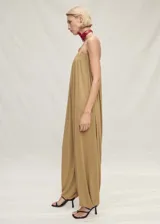 Mono largo de corte recto y diseño palabra de honor, con escote fruncido y bajo abullonado. Confeccionado en tejido mezcla de lana y viscosa.