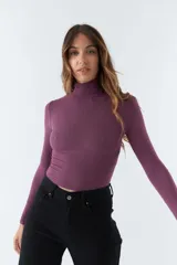 Polera negra de cuello alto y manga larga, de corte ajustado.