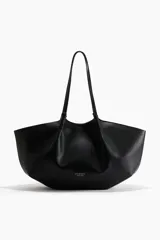 Bolso shopper de diseño slouchy, color negro, con asas largas y cierre magnético oculto. Incluye un estuche extraíble con cierre.
