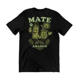 Remera negra de algodón con estampado estilo vintage en la espalda que presenta personajes antropomórficos de un termo y un mate, acompañados por un sol y el texto 'Mate Amargo Social Club'.
