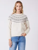 Buzo tejido color blanco con diseño jacquard gris en el canesú, adornado con perlas y cristales de strass. Tiene cuello redondo, mangas ranglan y terminaciones acanaladas en puños y ruedo.