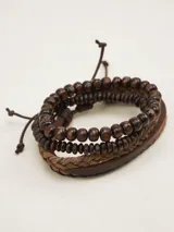 Set de pulseras de cuentas de madera marrón, con base de cuero trenzado y ajuste con cordón.