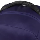 Mochila unisex color azul oscuro con logo reflectante de CAT en la parte inferior. Cuenta con un compartimento principal con bolsillo acolchado para portátil, bolsillo frontal con cremallera y cordón para llavero, y bolsillos laterales de malla. Las correas de los hombros y el panel trasero son acolchados.