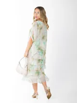 Vestido dos en uno confeccionado en seda italiana, con capa superior de calce amplio y falda con volados que aportan movimiento. Incluye forro en algodón elastizado que se adapta cómodamente a distintos talles. Un diseño versátil y liviano, ideal para eventos, días de calor o looks más relajados según cómo lo combines.