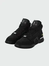 Zapatillas deportivas de caña alta Philipp Plein modelo Phantom Kicks, color negro. Presentan una combinación de texturas en cuero y gamuza, con el logotipo de la marca y una calavera en la lengüeta, cierre de cordones y suela de goma al tono.