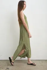Vestido largo a rayas verdes y blancas, con escote redondo, sin mangas y aberturas laterales.