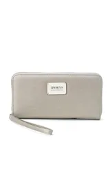 Billetera larga con cierre perimetral, confeccionada en material sintético con estampado botánico de flores silvestres sobre fondo claro. Cuenta con múltiples compartimentos internos para tarjetas, visor para documentos y un bolsillo interno con cierre. Incluye una correa de mano extraíble.