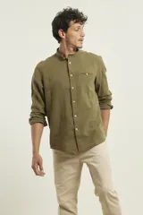 Camisa de cuello mao y manga larga, confeccionada en una mezcla de lino y algodón. Presenta un diseño de corte recto con botones en tono natural y un bolsillo pequeño en el pecho.