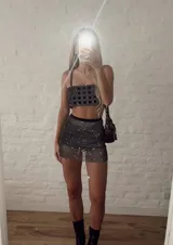 Minifalda plateada con brillos y cintura elástica negra.