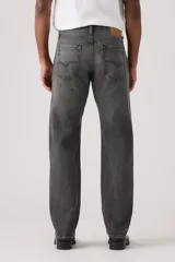 Jean de corte relajado y tiro bajo, confeccionado en denim de algodón sin elasticidad, con diseño clásico de cinco bolsillos y cierre de botones.
