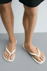 Sandalias de goma blanca Havaianas x Zara, con suela plana con relieve y tiras en el empeine con textura.