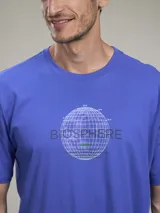 Remera azul con estampado de una esfera y la palabra 'Biosphere' en el centro.