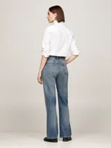 Pantalón de jean azul de corte bootcut, tiro alto y efecto lavado.