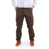 Pantalón cargo color marrón con bolsillos laterales con solapa y corte recto.