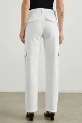 Pantalón de jean blanco, corte recto, tiro bajo y bolsillos cargo laterales.