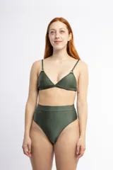 Bombacha tiro alto colaless color verde militar con textura croco.