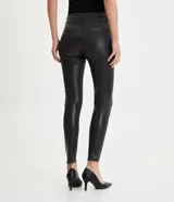 Pantalón skinny de sarga resinada con estampado animal print de jaguar, cintura alta con trabillas, cierre con cremallera y botón, bolsillos delanteros y traseros.