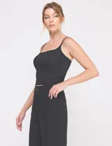 Top crop texturado color blanco, con escote recto y doble tirante fino.