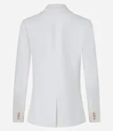 Blazer blanco de punto roma con cuello solapa, corte sastrero alargado, bolsillos y cierre con corchete.