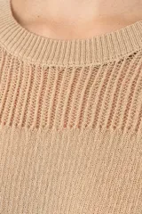 Blusa de punto fino color taupe con diseño de textura acanalada en mangas y hombros, cuello redondo y corte recto.