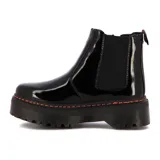Botas Chelsea de charol negro con plataforma gruesa, cierre lateral con cremallera y elástico en los laterales.