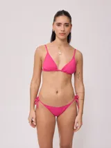 Top de bikini Rusty modelo Melina, color negro, con diseño triangular y tirantes finos ajustables.