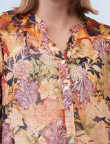 Blusa de gasa estampada marca Figueroa & Flower. Tiene cuello a la base, escote en V y abertura central con botones. El largo de la manga es regulable con presilla y botón. La terminación del ruedo es anudada opcional. Incluye musculosa interna.