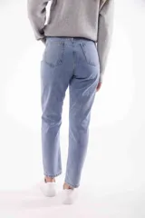 Pantalón jean celeste claro, corte mom, tiro alto, con bolsillos delanteros y traseros.