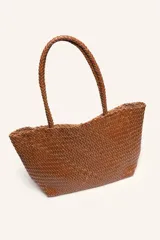 Cartera tote de cuero vacuno trenzado a mano, color bordó, de diseño espacioso con asas firmes.