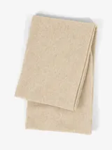 Chal amplio y versátil de tejido suave y ligero, color beige.