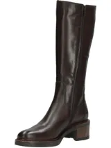 Bota alta de cuero marrón oscuro, con caña recta y ajuste elástico en la parte superior. Posee cierre interior, punta semi-puntiaguda y taco redondo de altura media.