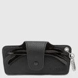 Estuche para lentes de cuero sintético negro con textura granulada, cierre con broche a presión y gancho metálico lateral con logo grabado.
