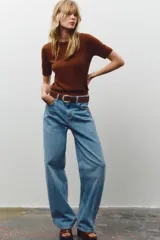 Jersey de punto fino con cuello redondo y manga corta, con terminaciones en rib en cuello, mangas y ruedo.