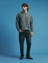 Sweater de punto con cuello redondo y mangas largas, confeccionado en tejido moteado de textura jaspeada.