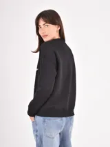 Buzo de cuello redondo y manga larga, color gris jaspeado con estampado de dos estrellas en tono oscuro con efecto desgastado.