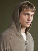 Buzo hoodie gris con capucha y cierre frontal.