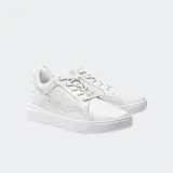 Championes Timberland modelo Allston, color blanco, estilo casual de caña baja con cordones. Presentan paneles superpuestos y perforaciones decorativas en el lateral. El logo de Timberland está grabado en el talón y en la lengüeta.