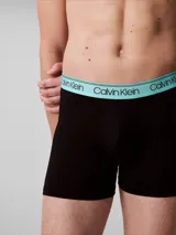 Pack de tres bóxer brief Calvin Klein de microfibra elástica color negro con cintura elástica celeste con logo de la marca.