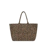 Tote bag de lona con estampado de piel de serpiente y logo de la marca Anine Bing estampado en contraste en el frente. Cuenta con dos asas superiores.