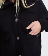 Campera corta negra de polivelour con cuello inglés, manga larga, cierre abotonado, bolsillos con solapa y botones en el pecho.