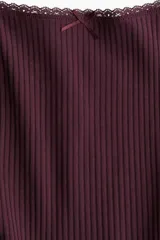 Top corto ajustado de punto acanalado color vino, con escote cuadrado ribeteado con encaje y un pequeño moño de satén en el centro. Presenta breteles finos y un bajo con borde ondulado.