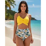 Conjunto de bikini de dos piezas de la marca Uniteduy, compuesto por un crop top amarillo liso con diseño cruzado y tirantes finos, y una bombacha de tiro alto con estampado floral y de hojas en tonos amarillos, verdes y blancos.