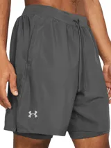 Short de running Under Armour con diseño 2 en 1, que incluye un pantalón corto exterior ligero y un short de compresión integrado. Cuenta con cintura elástica con cordón interno, paneles de malla para ventilación, bolsillos laterales y logo reflectante.
