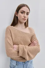 Sweater de punto color tostado, de calce relajado, con escote asimétrico decorado con ojalillos metálicos y mangas largas.
